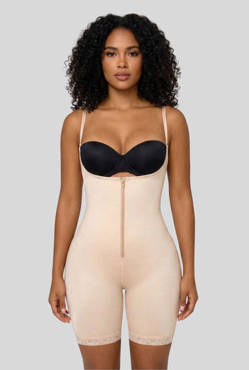 Traje de cuerpo entero con busto abierto hasta la mitad del muslo con cierre frontal y encaje