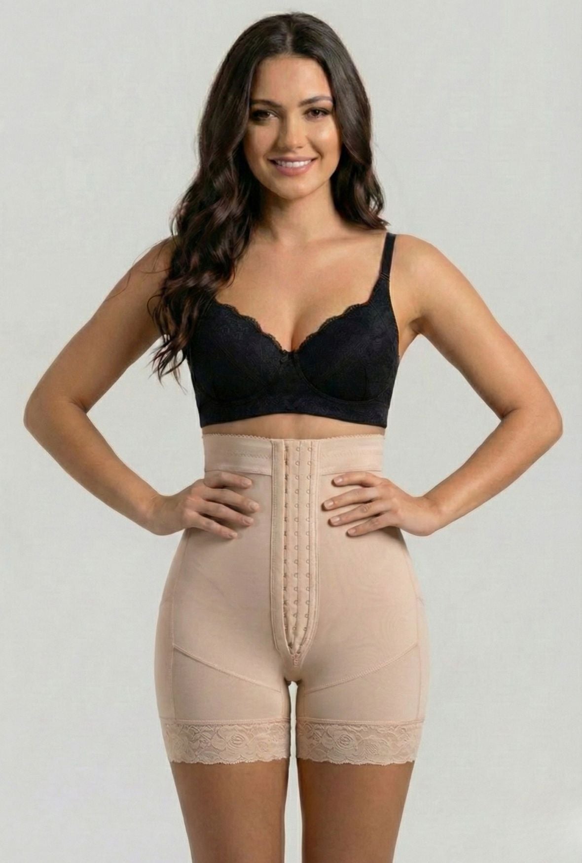 Pantalón corto de cintura alta con ganchos y ojales hasta la mitad del muslo